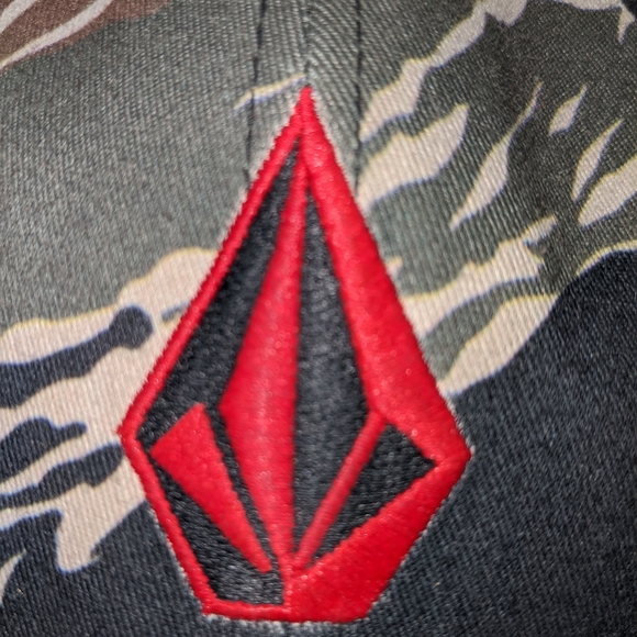 VOLCOM HAT CAMO AND RED - Picture 2 of 4